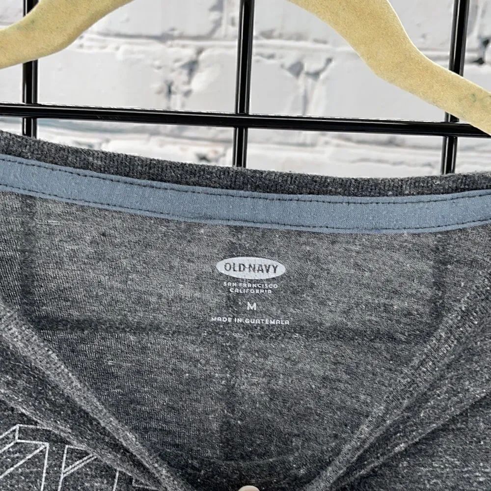 Old navy tee M  - Picture 3 of 4